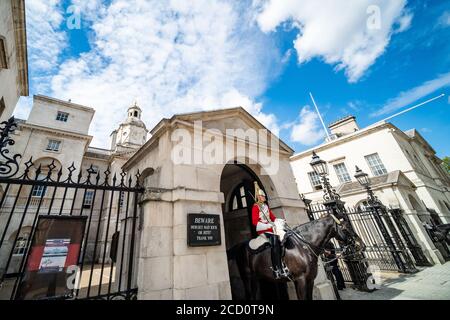 Londres - Horse and Guard à la caserne de la Garde du cheval, une attraction touristique populaire à Whitehall, Londres. Banque D'Images