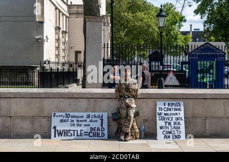 Londres - août 2020 : un soldat britannique en service protestant devant 10 Downing Street au sujet de décès d'enfants au Yémen concernant l'influence britannique / saoudienne Banque D'Images
