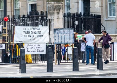 Londres - août 2020 : des manifestants se trouvent à l'extérieur du 10 Downing Street pour protester contre les gouvernements britanniques qui ont manipulé la pandémie Covid 19, avec une référence au vaccin Banque D'Images