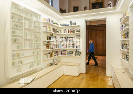 Londres, Angleterre. 25 août 2020. Installation de la bibliothèque d'exil d'Edmund de Waal au British Museum. Le British Museum rouvrira ses portes au public conformément aux directives du gouvernement et aux nouvelles mesures de sécurité en place. Après cinq mois de fermeture en raison de la pandémie du coronavirus, le British Museum rouvrira ses portes au public le 27 août 2020. Une nouvelle route à sens unique autour des galeries du rez-de-chaussée permettra aux visiteurs d'accéder à plus de 9000 objets. D'autres galeries rouvriront plus tard en septembre. (Photo de Sam Mellish / Alamy Live News) Banque D'Images