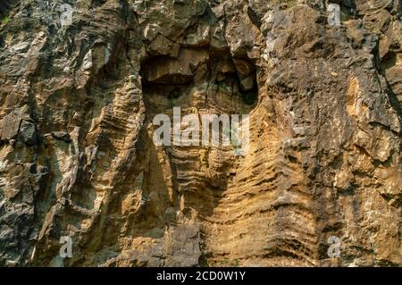 Système naturel de cavernes tronqué par l'exploitation de carrières au Dirtlow Pit, Dirtlow Rake près de Castleton, Derbyshire. Cavités veineuses verticales avec nervures horizontales Banque D'Images