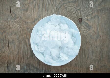 Fleur de cristaux de sel de mer grec, sud de la Crète. Fleur de sel traditionnelle naturelle de Crète. Flocons de sel de mer sur bakcground en bois. Banque D'Images