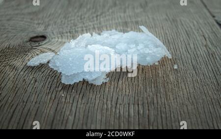 Fleur de cristaux de sel de mer grec, sud de la Crète. Fleur de sel traditionnelle naturelle de Crète. Flocons de sel de mer sur bakcground en bois. Banque D'Images