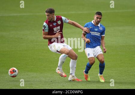 James Tarkowski de Burnley se détourne de Brighton et Neal Maupay de Hove Albion lors du match de la Premier League à Turf Moor, Burnley. Banque D'Images