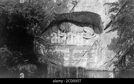 Photographie en noir et blanc du Lion de Lucerne, du Lion Monument ou de Lowendenkmal des années 1920. Un relief rocheux à Lucerne, Suisse, conçu par Bertel Thorvaldsen et hewn en 1820-1821 par Lukas Ahorn. Banque D'Images