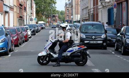 FRANCE,LILLE, 22 AOÛT 2020 : policier bloquant la rue avec son scooter lors d'une manifestation à Lille. Banque D'Images