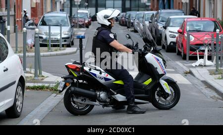 FRANCE,LILLE, 22 AOÛT 2020 : policier bloquant la rue avec son scooter lors d'une manifestation à Lille. Banque D'Images