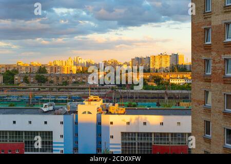 Horizon des quartiers vivants de Kiev au coucher du soleil. Ukraine Banque D'Images