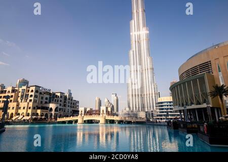Le Burj Khalifa et les bâtiments en surroute Banque D'Images