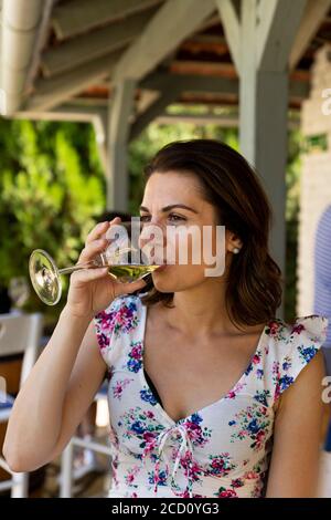 Belle femme buvant du vin blanc du verre de vin dans le restaurant Banque D'Images