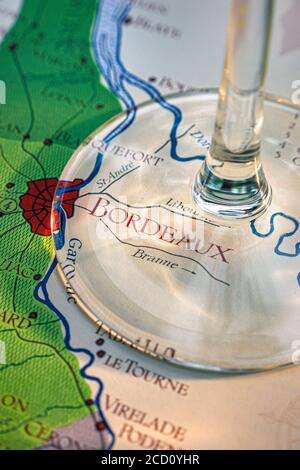 Dégustation de vins de Bordeaux visite des vins fins français « route du vin » concept de dégustation, tige de verre à vin, gros plan sur la carte des régions viticoles historiques millésimées de Bordeaux. France Banque D'Images