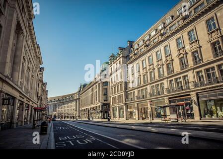 Regent Street a déserté à l'heure de pointe du matin dans le centre de Londres pendant le confinement national de la pandémie Covid-19 ; Londres, Angleterre, Royaume-Uni Banque D'Images