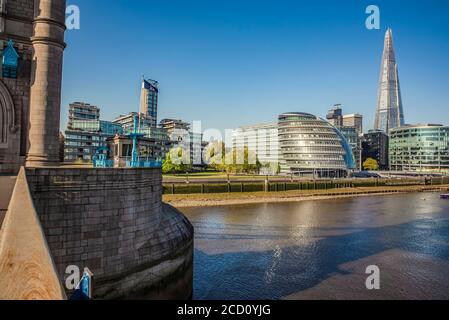 Vue sur Londres et la Tamise depuis le Tower Bridge dans le centre de Londres, déserte à l'heure de pointe pendant le confinement national de la pandémie de Covid-19 Banque D'Images