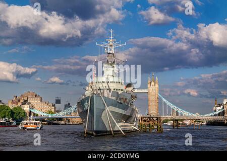 Le navire du musée HMS Belfast amarré sur la Tamise avec le Tower Thistle Hotel London, et un bateau de croisière sur la rivière RB1 Avec Tower Bridge derrière London SE1 Banque D'Images