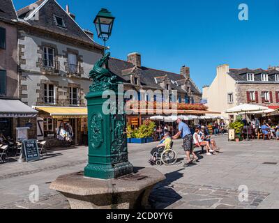 Vieux Concarneau VILLE FERMER Bretagne Restaurant français en plein air ‘la Port Au vin’ avec des visiteurs en train de profiter du soleil en fauteuil roulant couple en appréciant amical cadre plat ville proche de Concarneau Bretagne Finistère France Banque D'Images