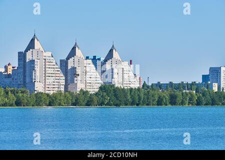 Maisons de plusieurs étages en pyramide avec vue sur la rivière. Gratte-ciel résidentiels de plusieurs étages pour louer un appartement. Style pyramide. Petite ville sur ri Banque D'Images