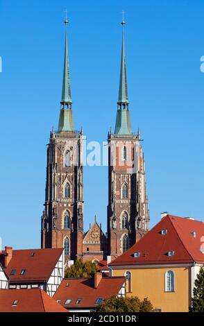 Flèches jumelles de la cathédrale Saint-Jean-Baptiste ; Wroclaw, Silésie, Pologne Banque D'Images