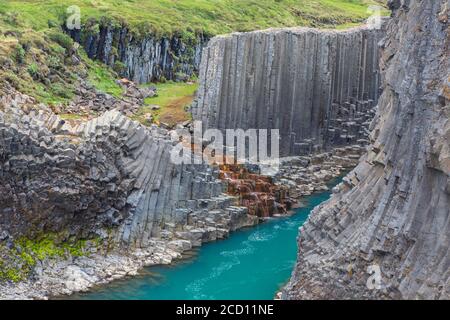 Rivière glaciaire Jökla et colonnes de basalte, formations rocheuses volcaniques à Studlagil / Stuðlagil Canyon, Jökuldalur / Glacier Valley, Austurland, Islande Banque D'Images