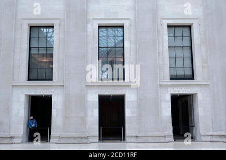 Londres, Angleterre. 25 août 2020. L'entrée de la Sainsbury Exhibitions Gallery au British Museum. Le British Museum rouvrira ses portes au public conformément aux directives du gouvernement et aux nouvelles mesures de sécurité en place. Après cinq mois de fermeture en raison de la pandémie du coronavirus, le British Museum rouvrira ses portes au public le 27 août 2020. Une nouvelle route à sens unique autour des galeries du rez-de-chaussée permettra aux visiteurs d'accéder à plus de 9000 objets. D'autres galeries rouvriront plus tard en septembre. (Photo de Sam Mellish / Alamy Live News) Banque D'Images