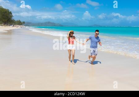 Un couple asiatique appréciant des vacances au Kailua Beach Park: Kailua, Oahu, Hawaii, Etats-Unis d'Amérique Banque D'Images