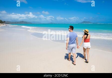 Un couple asiatique appréciant des vacances au Kailua Beach Park: Kailua, Oahu, Hawaii, Etats-Unis d'Amérique Banque D'Images