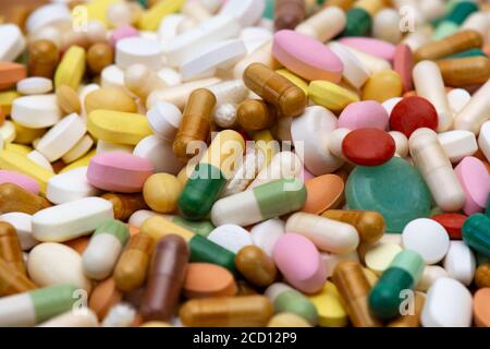 Médicaments (comprimés, capsules, pilules) de différents types, tailles et couleurs, empilés en vrac. Gros plan. Les concepts de la maladie, de la maladie, du traitement, et moi Banque D'Images