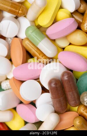 Médicaments (comprimés, capsules, pilules) de différents types, tailles et couleurs, empilés en vrac. Gros plan. Les concepts de la maladie, de la maladie, du traitement, et moi Banque D'Images