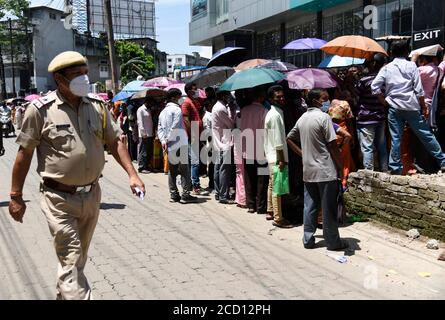 Guwahati, Assam, Inde. 25 août 2020. COVID-19: Enregistrement de la carte Aadhar en Inde. Guwahati, Inde. 25 août 2020. Les gens flirtent avec les normes de distanciation sociale alors qu'ils se trouvent dans une file d'attente pour s'inscrire aux cartes d'Aadhar, dans le contexte de la pandémie de coronavirus COVID-19 en cours, à Guwahati. Crédit : David Talukdar/Alay Live News Banque D'Images