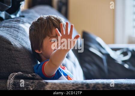 Montréal,Québec,Canada,le 25 août 2020.un jeune garçon timide se hante à la caméra.Credit:Mario Beauregard/Alamy News Banque D'Images