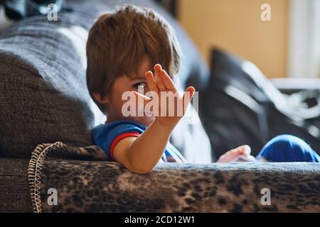 Montréal,Québec,Canada,le 25 août 2020.un jeune garçon timide se hante à la caméra.Credit:Mario Beauregard/Alamy News Banque D'Images