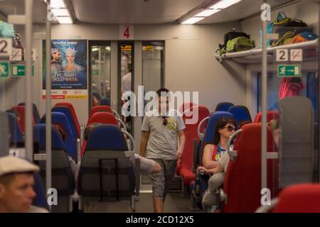 Sotchi, Russie - 21 août 2018: Les gens vont dans un train électrique à grande vitesse Swallow en été Banque D'Images