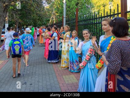 Sotchi, Russie - 21 août 2018 : les femmes et les filles belles et heureuses sont des lièvres Krishna dans des robes brillantes dansant et chantant dans les rues de Sotchi Banque D'Images