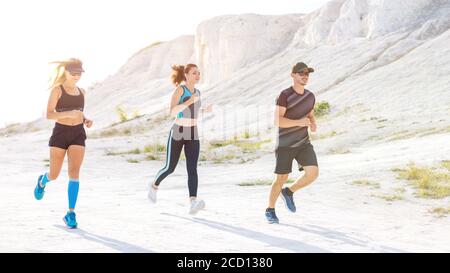 Groupe de coureurs courent à l'extérieur le long de la falaise blanche Banque D'Images