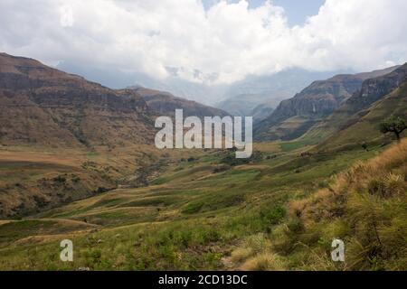 La rivière Injisuthi traverse la vallée nommée d'après la rivière dans les montagnes centrales de Dtrakensberg, en Afrique du Sud Banque D'Images