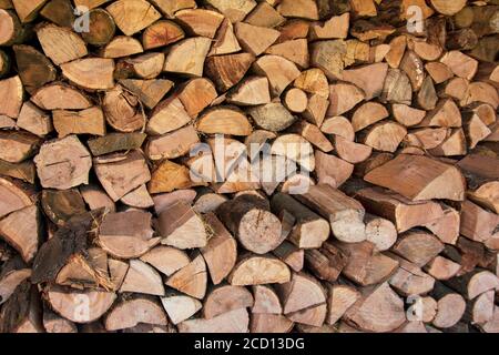 Pile de bois de chauffage empilé stockée pour le chauffage hivernal, texture pour le fond Banque D'Images