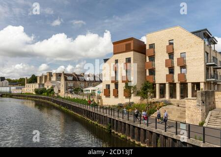 Bath Riverside développement d'appartements et de penthouses de luxe à côté de la rivière Avon, Bath City Centre, Somerset, Angleterre, Royaume-Uni Banque D'Images