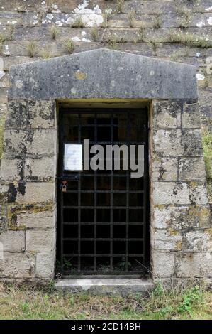 L'entrée du gril de fer à la pyramide de 25 pieds de haut dans le cimetière de l'église de Brightling, East Sussex, le dernier lieu de repos de John 'Mad Jack' Fuller MP. Banque D'Images