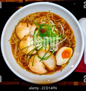 Bol japonais de soupe traditionnelle de nouilles Shoju Ramen, nouilles dans une soupe à base de sauce soja Banque D'Images