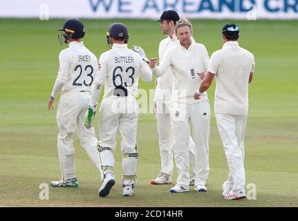 Joe Root (au centre), en Angleterre, célèbre le cricket de l'Asad Shariq au Pakistan, capturé par James Bracey (à gauche) au cours du cinquième jour du troisième match de Test au Ageas Bowl, à Southampton. Banque D'Images