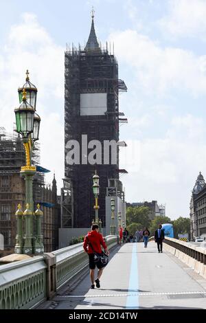 Londres, Royaume-Uni. 25 août 2020. Une toile couvre la face orientée sud de la tour Elizabeth, communément appelée Big Ben. La Tour Elizabeth et son horloge, connue sous le nom de Grande horloge, sont actuellement en cours de travaux de conservation essentiels, qui devraient être achevés en 2021 pour un coût estimé de £80 M. Credit: Stephen Chung / Alamy Live News Banque D'Images