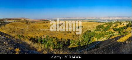 Vue panoramique sur la vallée du Jourdain et la vallée des sources (Emek Hamaayanot). Nord d'Israël Banque D'Images