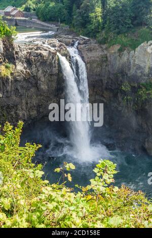 Superbes chutes de Snoqualmie dans l'État de Washington. Banque D'Images