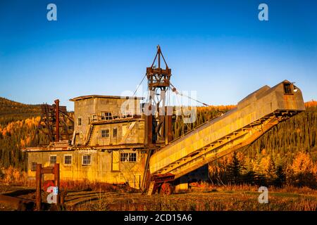 Site historique national, la drague Pedro dans la lumière chaude du coucher du soleil, intérieur de l'Alaska en automne; poulet, Alaska, États-Unis d'Amérique Banque D'Images