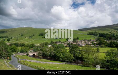 Kettlewell dans la partie supérieure de la Wharfedale, un après-midi d'été. Parc national de Yorkshire Dales, Royaume-Uni. Banque D'Images