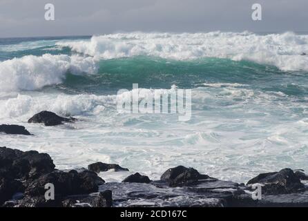 Le temps orageux et la mer foisonnent dans le chenal Faial-Pico, les îles des Açores, le centre de l'Atlantique Banque D'Images