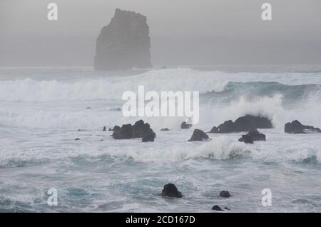 Le temps orageux et la mer foisonnent dans le chenal Faial-Pico, les îles des Açores, le centre de l'Atlantique Banque D'Images