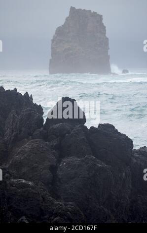 Le temps orageux et la mer foisonnent dans le chenal Faial-Pico, les îles des Açores, le centre de l'Atlantique Banque D'Images