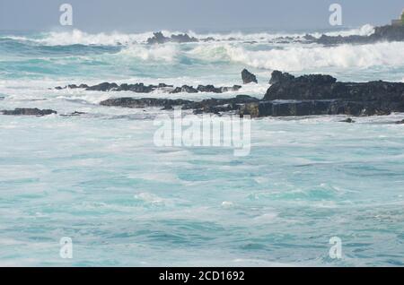 Le temps orageux et la mer foisonnent dans le chenal Faial-Pico, les îles des Açores, le centre de l'Atlantique Banque D'Images