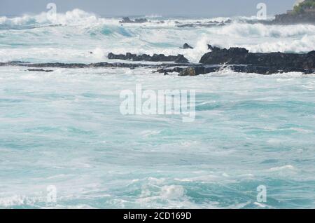 Le temps orageux et la mer foisonnent dans le chenal Faial-Pico, les îles des Açores, le centre de l'Atlantique Banque D'Images