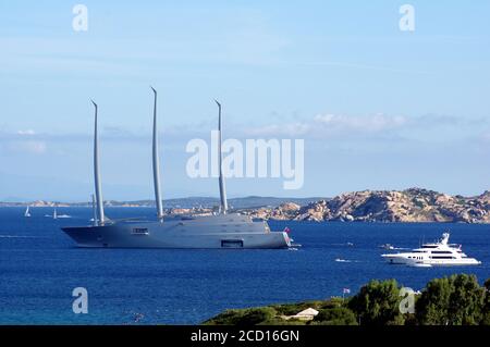 Palaos, Sardaigne, Italie. Le 'A', le plus grand voilier du monde (143 mètres) le 20 août 2020. Le propriétaire est l'homme d'affaires russe Andrey Melnic Banque D'Images